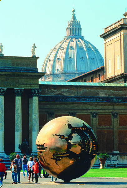 Sfera con sfera, Foto Carlo Orsi, Courtesy Fondazione Arnaldo Pomodoro