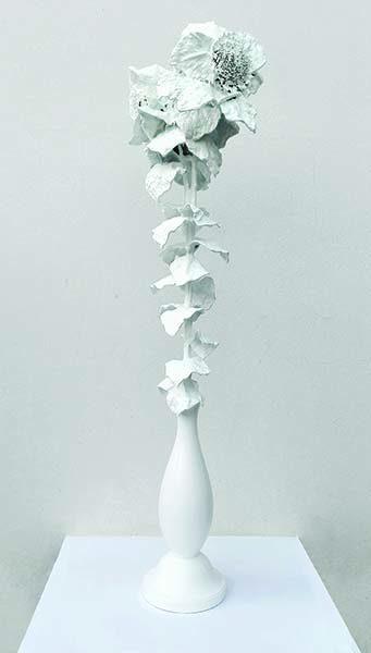 grande lilium bianco 2017 terracotta resina smalto e materiali vari diam. 35 h