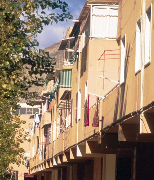 SICILIA, PALERMO, QUARTIERE ZEN, PALAZZI (Maria Barletta/Fotogramma, PALERMO - 1996-04-09) p.s. la foto e' utilizzabile nel rispetto del contesto in cui e' stata scattata, e senza intento diffamatorio del decoro delle persone rappresentate